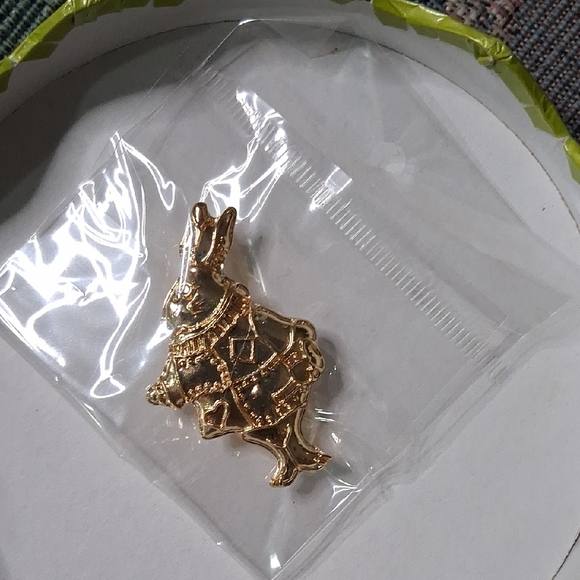 Gold Rabbit Brooch - Picture 7 of 7